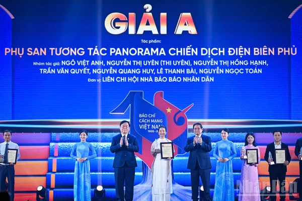 Nhà báo Thi Uyên đại diện nhóm tác giả Báo Nhân Dân nhận giải A hạng mục Báo chí sáng tạo. (Ảnh: THÀNH ĐẠT)