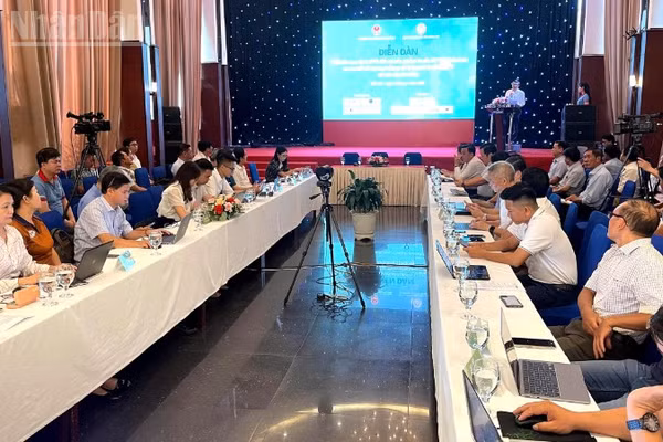 Quang cảnh diễn đàn tại phường Buôn Ma Thuột, tỉnh Đắk Lắk.