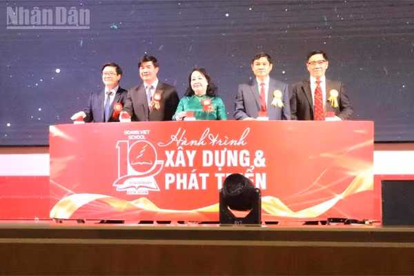 Đại diện lãnh đạo Bộ Giáo dục và Đào tạo, tỉnh Đắk Lắk và Trường Hoàng Việt thực hiện nghi thức kỷ niệm 10 năm thành lập nhà trường.