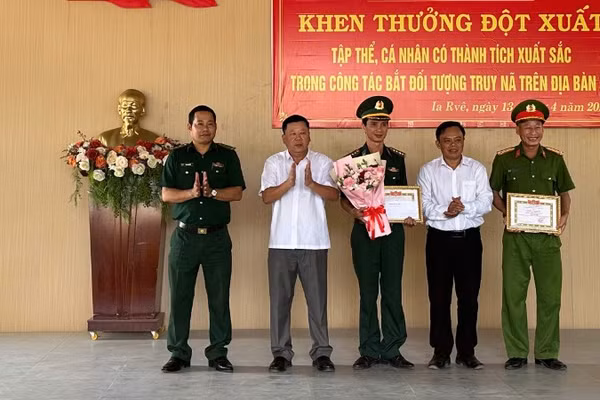 Đồng chí Nguyễn Huy Tiến, Bí Thư Đảng ủy xã và đồng chí Nguyễn Văn Hoa, Chủ tịch Ủy ban nhân dân xã Ia Rvê tặng giấy khen cho các tập thể đạt thành tích xuất sắc.