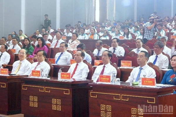 Lãnh đạo tỉnh Cà Mau (hàng đầu tiên) cùng các đại biểu tham dự buổi họp mặt.