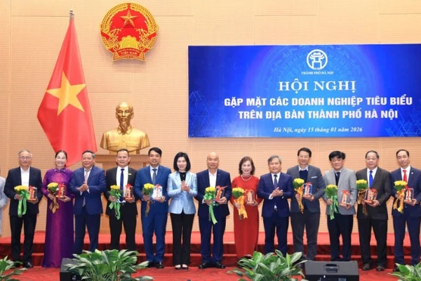 Lãnh đạo thành phố Hà Nội tặng hoa biểu dương các doanh nghiệp tiêu biểu trên địa bàn. 