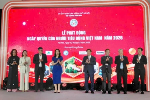 Các đại biểu thực hiện nghi thức phát động chương trình.