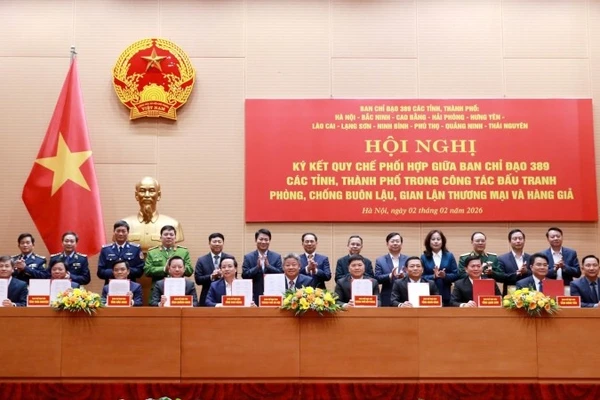 Đại diện Ban chỉ đạo 389 các tỉnh, thành phố ký kết Quy chế phối hợp trong công tác đấu tranh chống buôn lậu, gian lận thương mại và hàng giả.