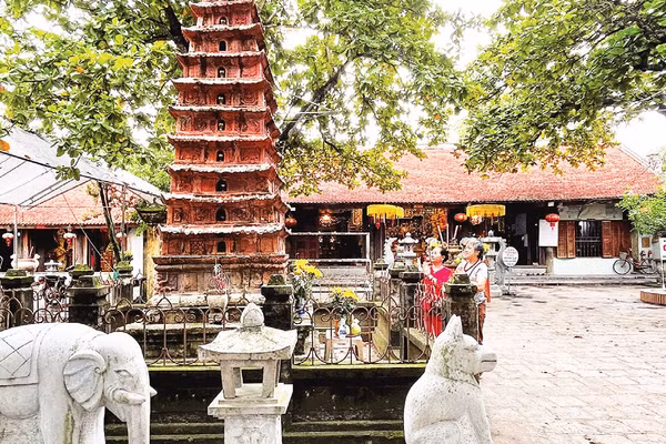 Tòa tháp đất nung, bệ thờ đất nung được Thủ tướng Chính phủ công nhận là Bảo vật quốc gia.
