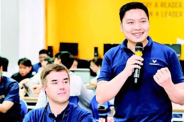 Tiến sĩ Lê Duy Dũng (người đứng) hướng dẫn, đào tạo về công nghệ trí tuệ nhân tạo cho đội ngũ giáo viên tin học của hệ thống trường VinSchool.