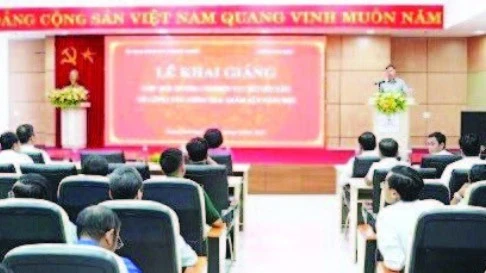 Lễ khai giảng lớp bồi dưỡng nghiệp vụ chuyên sâu về công tác kiểm tra, giám sát. (Ảnh QUANG TIẾN)