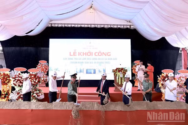 Các đồng chí lãnh đạo tỉnh Lâm Đồng, lãnh đạo Công an tỉnh và đại biểu tham dự thực hiện thủ tục khởi công dự án. 