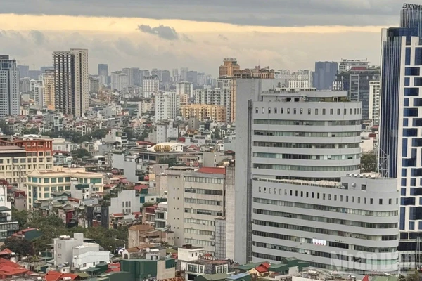 Bầu trời Hà Nội từ khu MIPEC Tây Sơn nhìn ra hửng nắng vào 16 giờ 6 phút ngày 13/12 và không khí trong lành hơn sau nhiều ngày ám bụi dày. (Ảnh: THU HÀ)