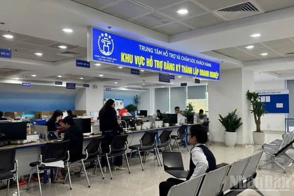 Giảm khoảng cách số, nâng cao khả năng tiếp cận dịch vụ công trực tuyến để không bỏ lại ai phía sau. (Ảnh: HNV)