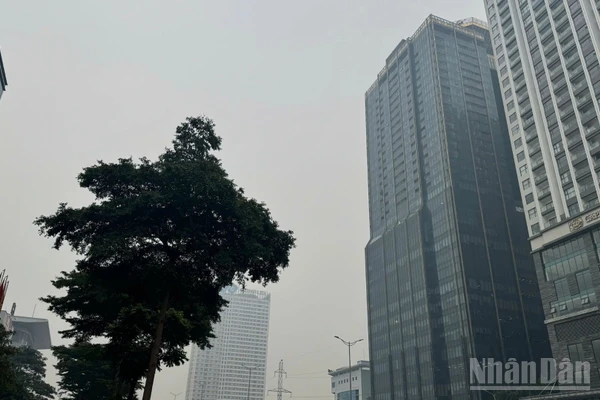 Bầu trời Hà Nội luôn trong tình trạng mờ mịt vì khói bụi. 