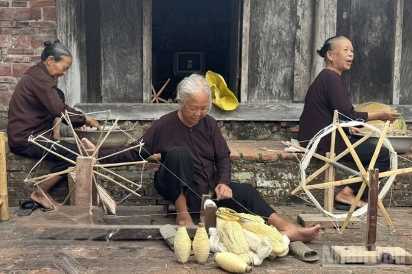 Các nghệ nhân làng nghề lụa đũi Nam Cao, Hưng Yên. (Ảnh: HNV)