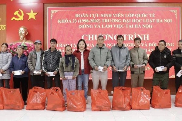 Trao tặng các suất quà tới các hộ nghèo, cận nghèo, gia đình chính sách và người có hoàn cảnh khó khăn tại xã Lợi Bác, tỉnh Lạng Sơn. (Ảnh: HÀ TRANG)