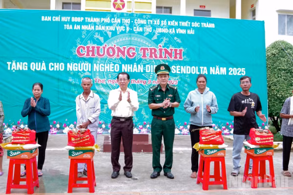 Đại tá Huỳnh Thanh Hùng, Chính ủy Bộ đội Biên phòng thành phố Cần Thơ và mạnh thường quân tặng quà cho bà con nghèo tại chương trình.