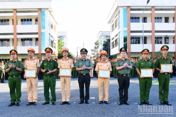 Đại diện Ban giám đốc Công an tỉnh Đồng Tháp trao thưởng cho tổ công tác. 