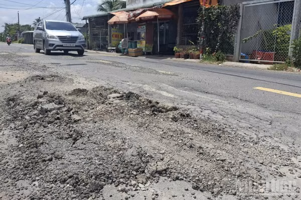 Nhựa mặt đường bong tróc, gây nguy hiểm cho người tham gia giao thông.