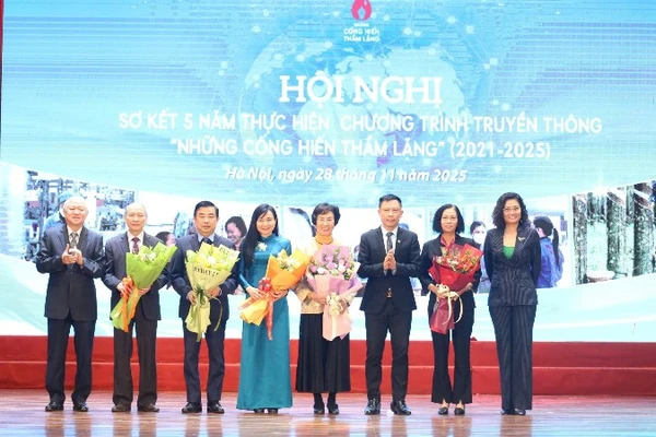 Ban tổ chức tặng hoa tri ân những cá nhân, tập thể đã đồng hành, đóng góp cho chương trình.