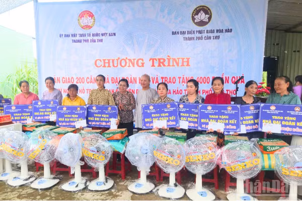 Bà Hồ Thị Cẩm Đào, Phó Bí thư Thành ủy Cần Thơ, Chủ tịch Ủy ban Mặt trận Tổ quốc Việt Nam thành phố tặng 10 phần quà cho gia đình có hoàn cảnh khó khăn tại phường Long Bình.