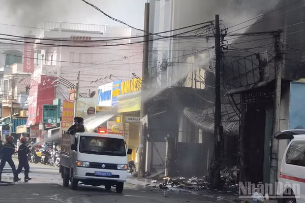 Lực lượng phòng cháy, chữa cháy và cứu nạn, cứu hộ đã khẩn trương điều động phương tiện cùng cán bộ, chiến sĩ đến hiện trường triển khai các biện pháp dập lửa.
