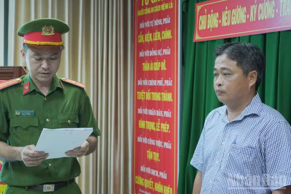 Cơ quan điều tra tống đạt quyết định khởi tố bị can, lệnh bắt tạm giam đối với ông Võ Chí Công. (Ảnh CACC)