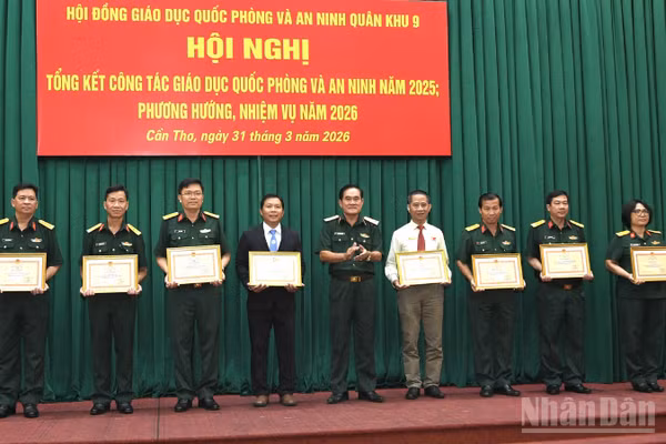 Trung tướng Nguyễn Xuân Dắt, Tư lệnh Quân khu trao thưởng các tập thể có thành tích xuất sắc trong công tác giáo dục quốc phòng và an ninh năm 2025.