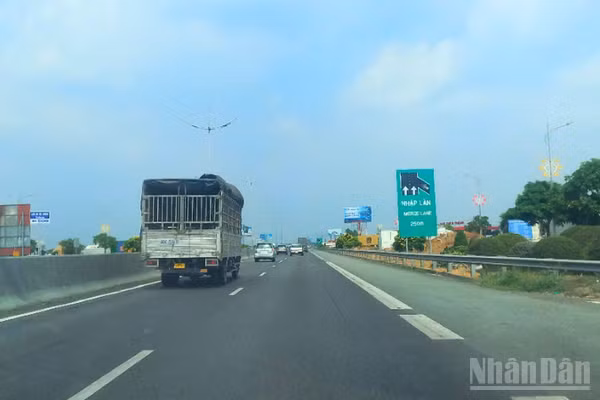 Phương tiện lưu thông trên tuyến cao tốc đoạn Cần Thơ-Hậu Giang.