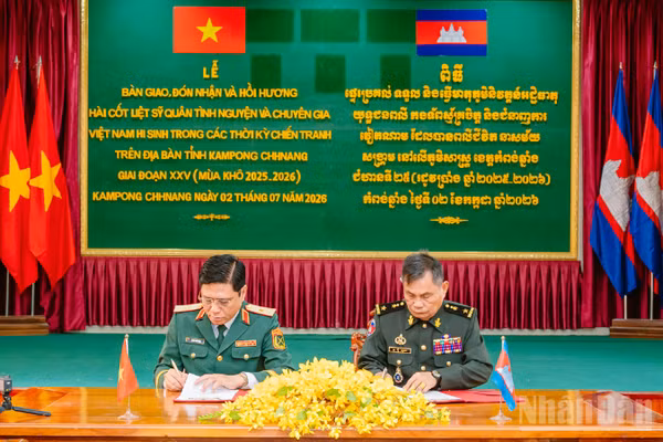Thiếu tướng Huỳnh Văn Ngon, Phó Chính ủy Quân khu, Trưởng Ban Chỉ đạo 515 Quân khu 9 (bên trái) và Trung tướng Mum Sopheap, Phó Tư lệnh Quân khu Đặc biệt ký kết biên bản giao nhận hài cốt liệt sĩ quân tình nguyện và chuyên gia Việt Nam hy sinh trong các thời kỳ chiến tranh tại Campuchia.