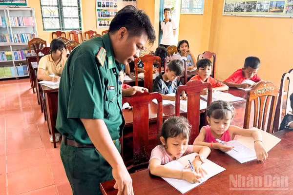 Cán bộ Đồn Biên phòng Lai Hòa, Bộ đội Biên phòng thành phố Cần Thơ trực tiếp giảng dạy cho các em học sinh. 