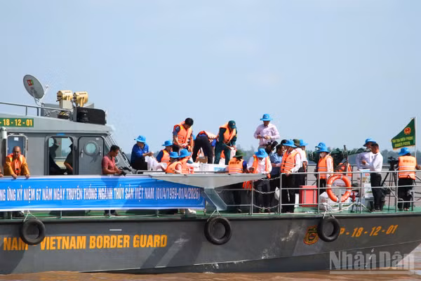 Quang cảnh thả giống tái tạo nguồn lợi thủy sản.