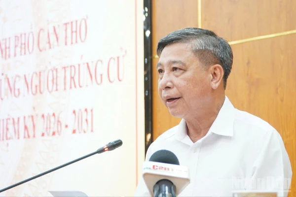 Đồng chí Đồng Văn Thanh, Ủy viên Trung ương Đảng, Phó Bí thư Thường trực Thành ủy, Chủ tịch Hội đồng nhân dân thành phố Cần Thơ, Chủ tịch Ủy ban Bầu cử thành phố, phát biểu tại hội nghị.