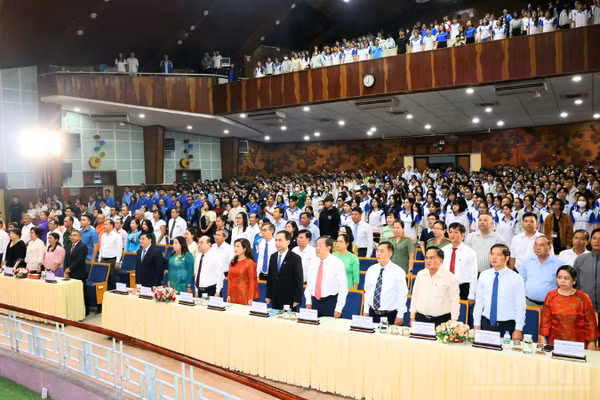 Đại biểu và khách mời thực hiện nghi Lễ chào cờ tại chương trình họp mặt kỷ niệm 50 năm thiết lập quan hệ ngoại giao Việt Nam-Philippines.