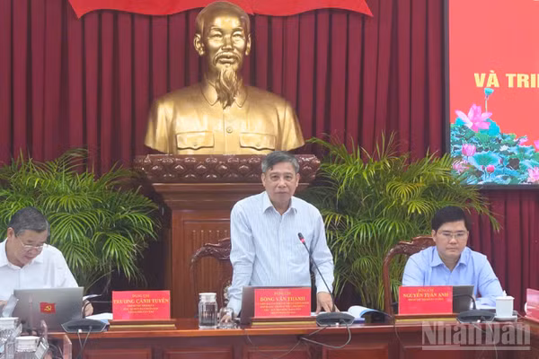 Đồng chí Đồng Văn Thanh, Ủy viên Trung ương Đảng, Phó Bí thư Thường trực Thành ủy, Chủ tịch Hội đồng nhân dân thành phố Cần Thơ, phát biểu tại hội nghị.