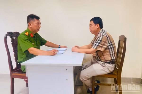 Điều tra viên làm việc với đối tượng Thái Huy Phong.