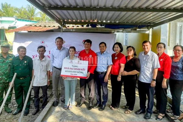 Trao bảng tượng trưng hỗ trợ kinh phí tặng nhà Đại đoàn kết cho bà Thạch Thị Nhanh.