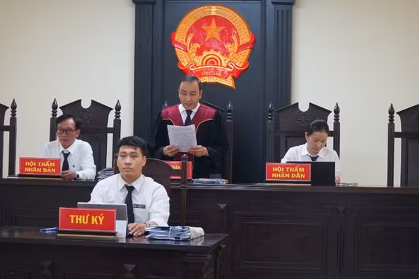 Chủ tọa phiên tòa tuyên án.