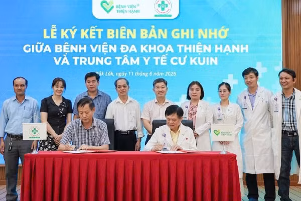 Đại diện Ban lãnh đạo Bệnh viện đa khoa Thiện Hạnh và Trung tâm Y tế Cư Kuin ký kết biên bản ghi nhớ hợp tác chăm sóc sức khỏe cho người dân .