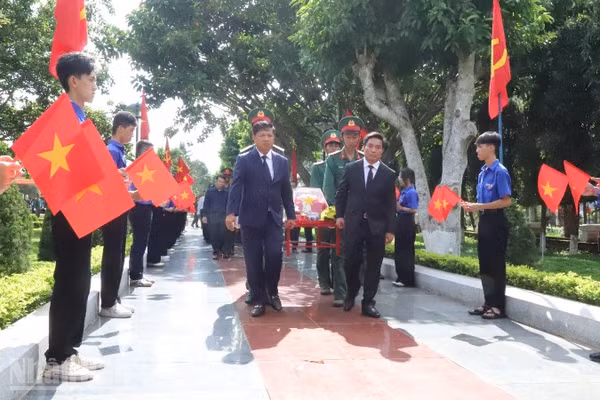 Thượng tướng Nguyễn Doãn Anh, Phó Chủ tịch Quốc hội và Bí thư Tỉnh ủy Đắk Lắk Lương Nguyễn Minh Triết tiễn đưa hài cốt các liệt sĩ đến nơi an nghỉ cuối cùng.