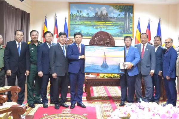 Bí thư Tỉnh ủy Đắk Lắk Lương Nguyễn Minh Triết và đoàn công tác tặng quà lưu niệm lãnh đạo tỉnh Mondulkiri, Vương quốc Campuchia.