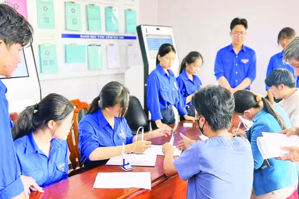 Mầu áo xanh tình nguyện tại Trung tâm Phục vụ hành chính công các xã, phường, đặc khu ở Lâm Đồng.