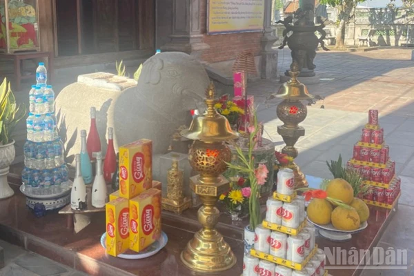 Tượng voi đá được phụng thờ trong Đền A Sào. 