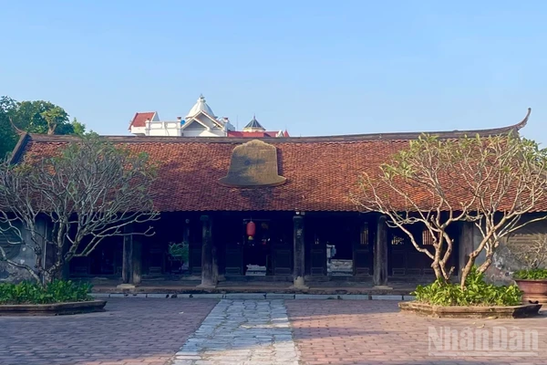 Phía trước chùa Chuông. 