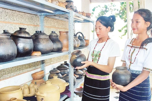 Thiếu nữ Chu Ru với sản phẩm gốm truyền thống.