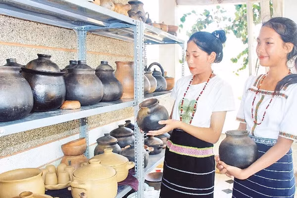 Thiếu nữ Chu Ru với sản phẩm gốm truyền thống.