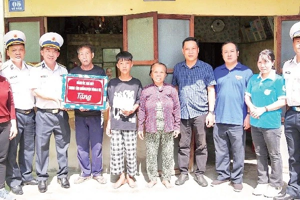 Trung tâm huấn luyện Vùng 4 Hải quân tặng quà con ngư dân được đỡ đầu. (Ảnh CTV HQ)