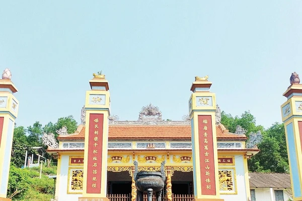 Đình làng Lựu Bảo đầy trang nghiêm.