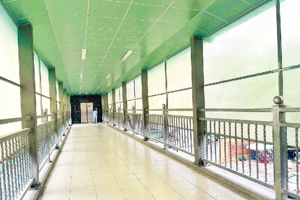 Dù được đầu tư hiện đại với hệ thống thang máy, cầu bộ hành tại Bệnh viện Ung Bướu cơ sở 1 (đường Nơ Trang Long) vẫn thưa thớt người sử dụng do thang máy nằm “biệt lập” trong khuôn viên bệnh viện. (Ảnh HƯƠNG MỸ)