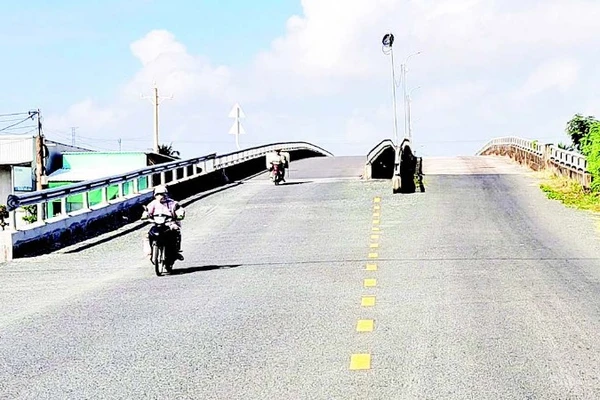 Đường đông-tây kết nối vùng sản xuất chuyên canh lúa-tôm trên địa bàn thành phố Cần Thơ.