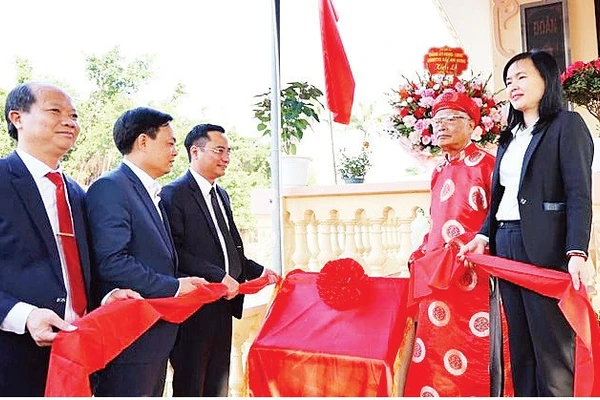 Lãnh đạo xã Tam Hưng thực hiện nghi lễ gắn biển công trình Nhà tưởng niệm Chủ tịch Hồ Chí Minh nhân kỷ niệm 79 năm Ngày Toàn quốc kháng chiến.