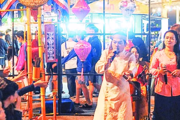 Nghệ nhân biểu diễn hô hát bài chòi tại Phố đi bộ Bạch Đằng (thành phố Đà Nẵng).