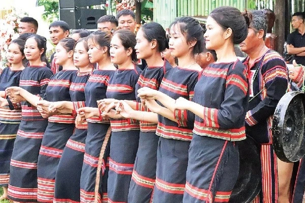 Các thiếu nữ Ê Đê tay trong tay thắt chặt tình đoàn kết trong Ngày hội Đại đoàn kết toàn dân tộc của buôn làng.